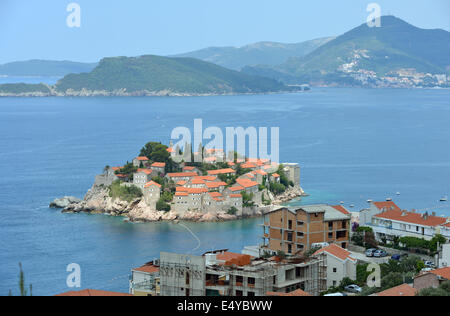 Vista dall'alto di Sveti Stefan e San Nicola isola nei pressi di Budva, Montenegro. Foto Stock