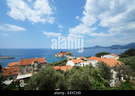 Vista dall'alto di Sveti Stefan e località di Sveti Stefan vicino isolotto di Budva, Montenegro. Foto Stock