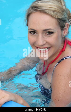 Bella donna swiming in un pool Foto Stock