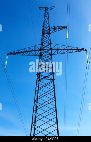 Linea ad alta tensione sul cielo blu sullo sfondo Foto Stock