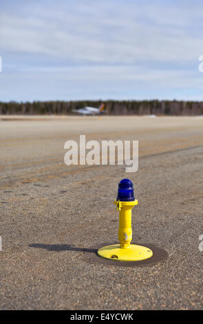 Luce sulla pista di rullaggio Foto Stock