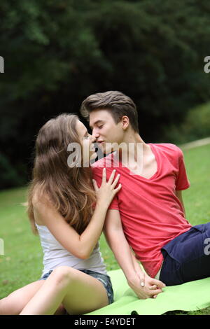 Romantico giovane coppia adolescenti baciare Foto Stock