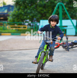 ragazzo sulla bici Foto Stock