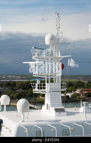 Montante di radar a bordo di Fred Olsen linee nave da crociera Braemar visto a Portsmouth, Hampshire, Inghilterra, Regno Unito Foto Stock