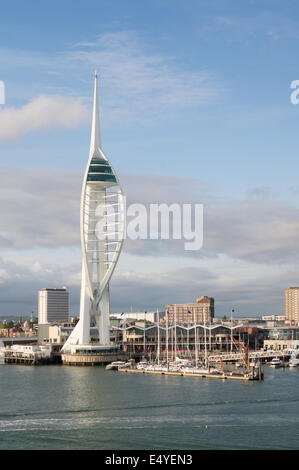 Il porto di Portsmouth e Spinnaker Tower, Hampshire, Inghilterra, Regno Unito Foto Stock