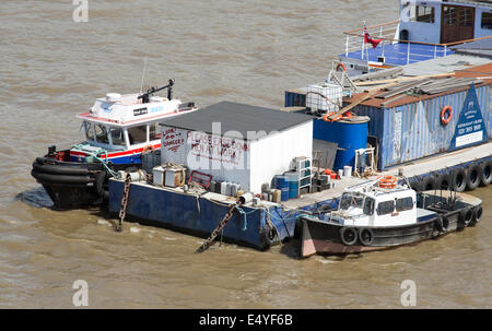 Servizio barca area sul Fiume Tamigi Londra visto da Waterloo Bridge Foto Stock