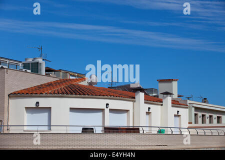 White Stone House con tegole rosse Foto Stock