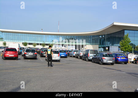 Gibilterra, 17 luglio 2014. Il Royal Gibilterra polizia attuati piani di contingenza per ridurre il rischio di blocco griglia attraverso Gibilterra come confine spagnolo i controlli sono state serrate. I ritardi sono arrivate immediatamente dopo l'Ambasciatore spagnolo a Londra è stato convocato dal governo britannico a seguito di un incidente in mare il 16 luglio. Credito: Stephen Ignacio/Alamy Live News Foto Stock