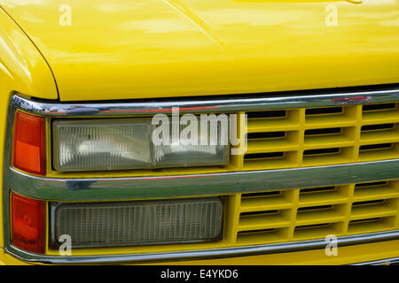 Giallo auto anteriore Foto Stock