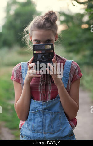 Ragazza fotografo e fotocamera istantanea Foto Stock