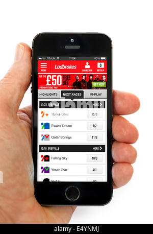 Ladbrokes scommesse online app su un Apple iPhone 5S Foto Stock