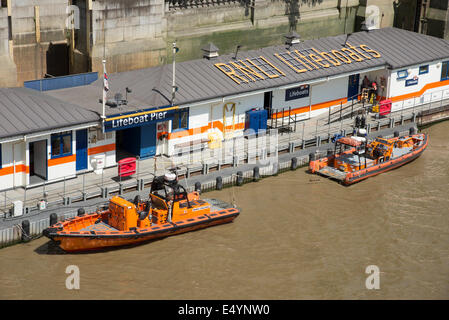 La Brawn sfida e ormeggiato Legacy. Scialuppa di salvataggio RNLI stazione sul Fiume Tamigi vicino a Waterloo Bridge central London REGNO UNITO Foto Stock