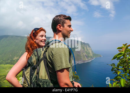 Gli escursionisti sopra Waipio Valley sulla Big Island delle Hawaii Foto Stock