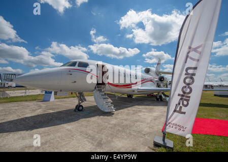 Aerodromo di Farnborough Hampshire, Regno Unito. 17 luglio 2014. Il salone aerospaziale internazionale è il Regno Unito il più grande evento nel settore aerospaziale e della difesa, del calendario che si tiene ogni due anni. Fornire opportunità di affari per l'industria aerospaziale globale si apre anche al pubblico il 19-20 luglio, quest'anno celebra i suoi cento anni di storia dell'aviazione. Aeromobili partecipanti raggiungono un nuovo alto per Farnborough International Airshow di quest'anno, sponsorizzato dal gruppo di Airbus. Dassault Falcon 7X jet, il giorno 4 del Trade Show. Credito: Malcolm Park editoriale/Alamy Live News. Foto Stock