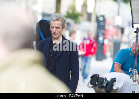 Cardiff, Regno Unito. 17 luglio 2014. Il cast di BBC medico che vengono avvistati introito su Queen Street nel centro di Cardiff. Nella foto: Peter Capaldi Credito: Polly Thomas / Alamy Live News Foto Stock