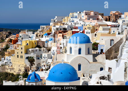 Colorato la cittadina di Oia a Santorini Island, Grecia Foto Stock