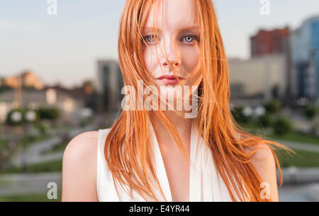 Ritratto di freckled giovane donna cityscape Foto Stock