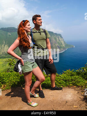 Gli escursionisti sopra Waipio Valley sulla Big Island delle Hawaii Foto Stock