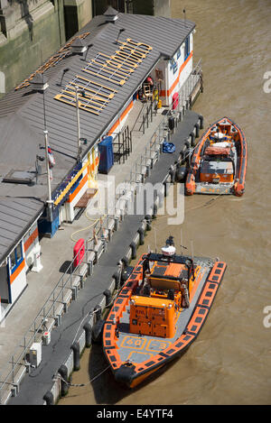 La Brawn sfida e ormeggiato Legacy. Scialuppa di salvataggio RNLI stazione sul Fiume Tamigi vicino a Waterloo Bridge central London REGNO UNITO Foto Stock