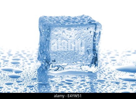 Il cubo di ghiaccio con gocce di acqua Foto Stock