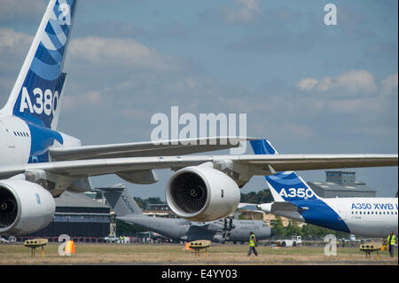 Aerodromo di Farnborough Hampshire, Regno Unito. 17 luglio 2014. Il salone aerospaziale internazionale è il Regno Unito il più grande evento nel settore aerospaziale e della difesa, del calendario che si tiene ogni due anni. Fornire opportunità di affari per l'industria aerospaziale globale si apre anche al pubblico il 19-20 luglio, quest'anno celebra i suoi cento anni di storia dell'aviazione. Aeromobili partecipanti raggiungono un nuovo alto per Farnborough International Airshow di quest'anno, sponsorizzato dal gruppo di Airbus. Airbus A380, A350, A400M Atlas sulla pista, il giorno 4 del Trade Show. Credito: Malcolm Park editoriale/Alamy Live News. Foto Stock