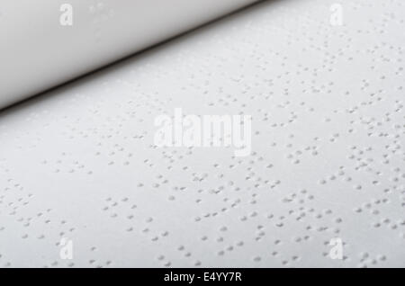 Сlose fino di aprire il libro scritto in braille Foto Stock