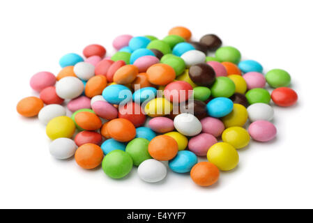 Pila di caramelle colorate scende isolato su bianco Foto Stock