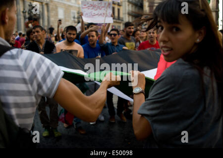 17 Luglio, 2014 - Barcellona, Spagna. Manifestanti sventola una bandiera palestinese nel centro di Barcellona. Diverse migliaia di pro-dimostranti palestinesi si sono stretti tra il centro cittadino di Barcellona contro Israele a causa della guerra degli atti di questi giorni. Immagine di credito ©Jordi Boixareu. Foto Stock