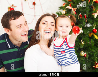 La famiglia felice vicino all'albero di Natale Foto Stock