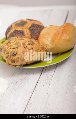 Tre rotoli assortiti su una piastra Foto Stock