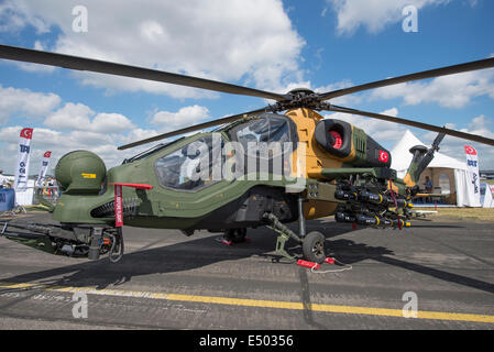 Aerodromo di Farnborough Hampshire, Regno Unito. 17 luglio 2014. Il salone aerospaziale internazionale è il Regno Unito il più grande evento nel settore aerospaziale e della difesa, del calendario che si tiene ogni due anni. Fornire opportunità di affari per l'industria aerospaziale globale si apre anche al pubblico il 19-20 luglio, quest'anno celebra i suoi cento anni di storia dell'aviazione. Aeromobili partecipanti raggiungono un nuovo alto per Farnborough International Airshow di quest'anno, sponsorizzato dal gruppo di Airbus. T129 elicottero ATAK gunship, giorno 4 del Trade Show. Credito: Malcolm Park editoriale/Alamy Live News. Foto Stock