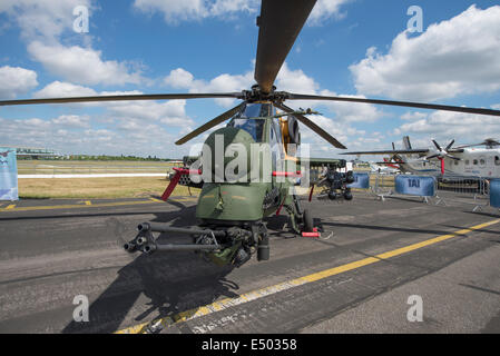 Aerodromo di Farnborough Hampshire, Regno Unito. 17 luglio 2014. Il salone aerospaziale internazionale è il Regno Unito il più grande evento nel settore aerospaziale e della difesa, del calendario che si tiene ogni due anni. Fornire opportunità di affari per l'industria aerospaziale globale si apre anche al pubblico il 19-20 luglio, quest'anno celebra i suoi cento anni di storia dell'aviazione. Aeromobili partecipanti raggiungono un nuovo alto per Farnborough International Airshow di quest'anno, sponsorizzato dal gruppo di Airbus. T129 elicottero ATAK gunship, giorno 4 del Trade Show. Credito: Malcolm Park editoriale/Alamy Live News. Foto Stock