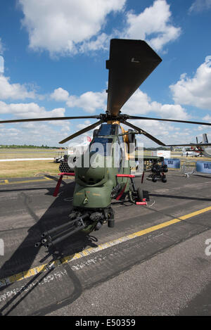 Aerodromo di Farnborough Hampshire, Regno Unito. 17 luglio 2014. Il salone aerospaziale internazionale è il Regno Unito il più grande evento nel settore aerospaziale e della difesa, del calendario che si tiene ogni due anni. Fornire opportunità di affari per l'industria aerospaziale globale si apre anche al pubblico il 19-20 luglio, quest'anno celebra i suoi cento anni di storia dell'aviazione. Aeromobili partecipanti raggiungono un nuovo alto per Farnborough International Airshow di quest'anno, sponsorizzato dal gruppo di Airbus. T129 elicottero ATAK gunship, giorno 4 del Trade Show. Credito: Malcolm Park editoriale/Alamy Live News. Foto Stock