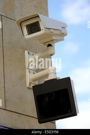 Videocamera di sicurezza e schermo sotto Foto Stock