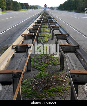 Barriera centrale su 8-lane-autostrada Foto Stock