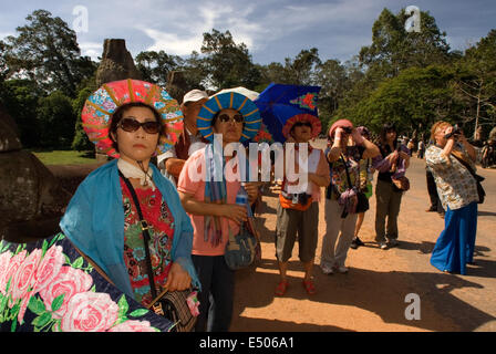 Il coreano turisti nel gateway di Angkor Thom. La grande città di Angkor Thom copre un area di tre chilometri quadrati, racchiuso Foto Stock