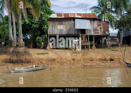 Le barche sul Fiume Sangker. Viaggio da Battambang a Siemp Reap. Una barca di un giorno viaggi di Siem Reap (per Angkor) per Battamb Foto Stock