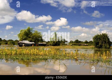 Le barche sul Fiume Sangker. Viaggio da Battambang a Siemp Reap. Una barca di un giorno viaggi di Siem Reap (per Angkor) per Battamb Foto Stock