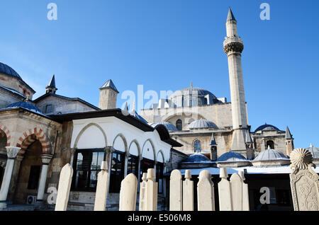 Cortile del museo di Mevlana Celaleddin Rumi con la moschea di Mevlana in background. Mevlana Jalaluddin Rumi Museum a Konya, Turchia Foto Stock