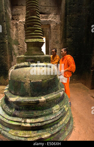 Due monaci buddisti nella parte interna del Tempio Preah Khan. Bakan o Preah Khan Kampong Svay Tempio. Il Bakan templi sono lo Foto Stock