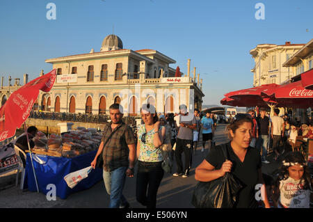 La gente a piedi sul lungomare sulla Büyükada al tramonto. Büyükada è la più grande delle Isole dei Principi. L' edificio in Foto Stock