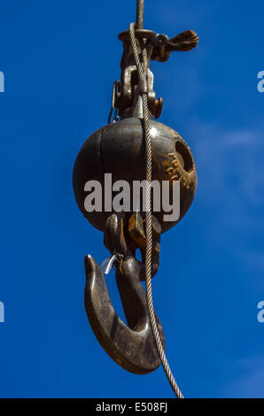 Il gancio della gru su un cielo blu Foto Stock