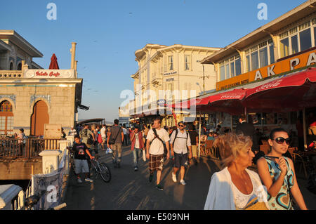 La gente a piedi sul lungomare sulla Büyükada al tramonto. Büyükada è la più grande delle Isole dei Principi. Foto Stock