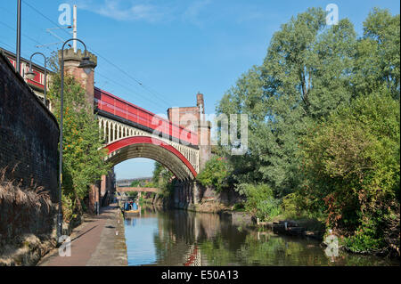 Il Castlefield Urban Heritage Park e centro storico canal conservation area comprendente un ponte ferroviario a Manchester, UK. Foto Stock