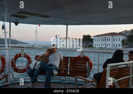 Sul ponte di una nave traghetto barca a vela torna a Istanbul dopo una giornata sulle Isole dei Principi. In background, l'accademia navale su Foto Stock