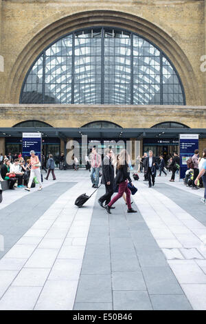 Pendolari rush per prendere un treno alla stazione ferroviaria di King's Cross a Londra Foto Stock