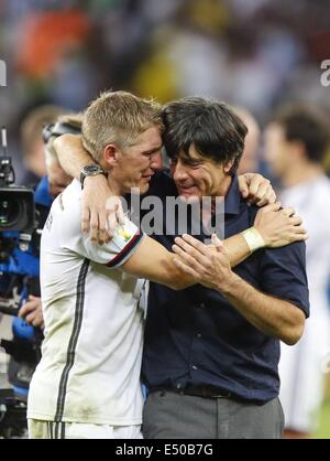 Rio de Janeiro, Brasile. 13 Luglio, 2014. Finale di coppa del mondo. Germania contro l'Argentina. Bastian SCHWEINSTEIGER e allenatore tedesco Joachim Jogi Loew in lacrime come la Germania batte Argentina 1-0 © Azione Sport Plus/Alamy Live News Foto Stock