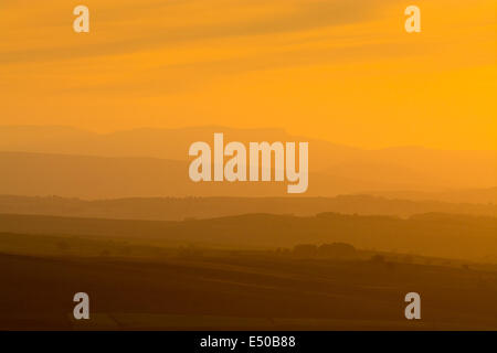Eden Valley vicino a Kirkby Stephen, Cumbria, Regno Unito. 17 Luglio, 2014. Tramonto sul Eden Valley vicino a Kirkby Stephen, Cumbria. Credito: Wayne HUTCHINSON/Alamy Live News Foto Stock