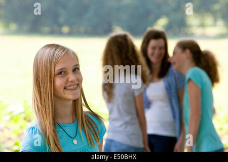 Attraente ragazza adolescente con bretelle dentali Foto Stock