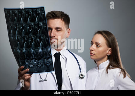 I medici team con MRI scan spinale Foto Stock